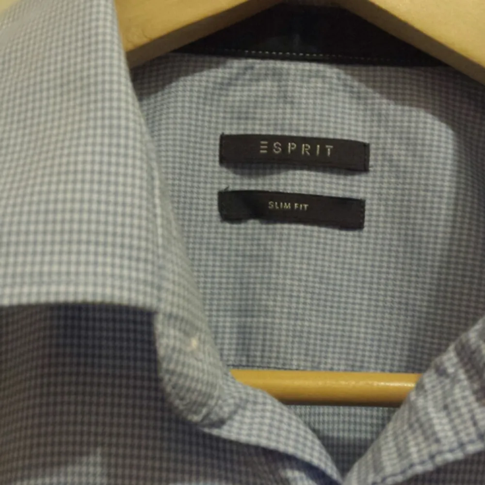 Cotton Shirt slim fit from Esprit kost  200 kr + 50 shipping . Skjortor.