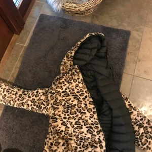 Vändbar jacka - Fluffig utåt eller vindskydd välj själv:) oversise så man kan ha tjocka tröjor under vet ej storlek men gissar l-xl 