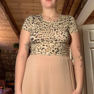 leopardmönstrad t-shirt - en superfin tröja från gina med leopardmönster. Står L på lappen med sitter mer som en M. Superskönt & mjukt material. Visas på en M här