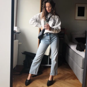 Weekday jeans - Voyage Springblue - *andra bilden lånad av asos* Ett par väldigt snygga Weekday jeans i modellen Voyage Springblue, strl W24/L26. Kommer dessvärre inte till så stor användning längre❤️🥰 Jeansen är i bra skick, och kostar på nypris ca 500-600kr. ❤️