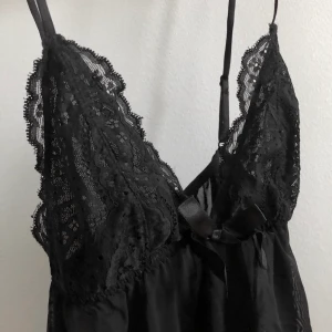 Gina nattlinne - Ett supersnyggt svart nattlinne i spets och meshtyg. Väldigt smickrande och får brösten att se asnajs ut! Det är tyvärr för litet för mig nu så därför säljer jag det. Det är använt men fortfarande i fint skick! 99kr inkl frakt! <3
