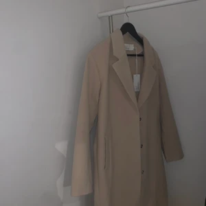 Oversized kappa från Nelly - Superfin beige oversized kappa från Nelly, aldrig använd. Strl 36