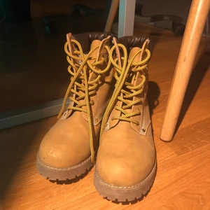 Varmfodrade Kängor från Linear - Veganska kängor liknande timberlands! från Linear of Sweden. Inköpspris 600 kr🥰 Dem har några skråmor, men som sagt är som nya då jag knappt använt dem. Varmfodrade också så passar nu i vinter. 