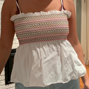 Vitmönstrat linne/blus - Superfint linne/blus från HM, endast använd ett fåtal gånger, väldigt fint skick!