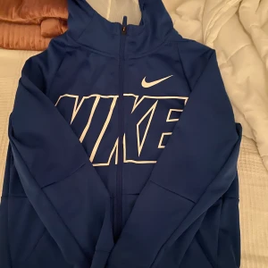 Nike  - Jag har haft den här nu i en månad och aldrig använt den😊 inga skador eller Märken på den 