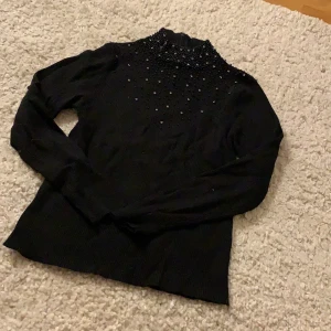 Ribbad polotröja  - Paljetter silver/svart, ribbad, dragkedja bak, x