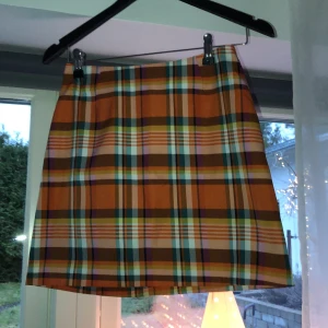 Rutig kjol från Monki - Rutig kjol från Monki i storlek 34 dvs XS. Bra skick