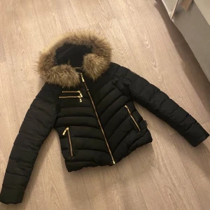 Hollies jacka  - Använd Max 5 gånger 