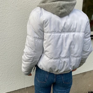 Vit pufferjacka  - Vit pufferjacka med svarta detaljer från HM, jättebra skick