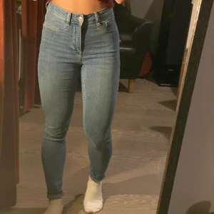Gina Tricot Jeans - Tighta jeans från gina tricot ”molly” använts en gång. Super fint skick ändå!☺️