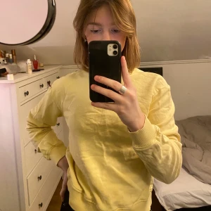 Gul sweatshirt - Gul sweatshirt i storlek xs.  Från NA-KD.