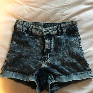 Jeansshorts  - Från hm, stretchiga, högmidjade. 
