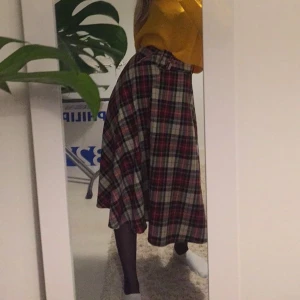 Långkjol  - En långkjol med fint bälte i midjan. Färgen syns bäst på de 2 sista bilderna. Använd en gång och är alltså i superbra skick. 