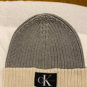 Calvin Klein mössa  - Jätte fin mössa som ny. Använd inte mer än två ggr.