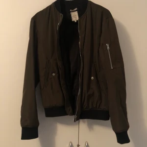 Tunn bomberjacket från Zara  - Skön vårjacka från Zara i strl 34, mörkgrön