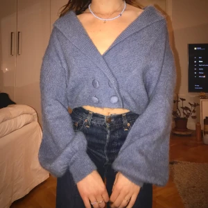 Stickad kofta - Jättefin stickad kofta från ZARA i storlek small ⭐️⭐️ Varm och mysig, kan användas som kofta men även som topp! Säljer pga har flera liknande ⭐️ Buda i kommentarerna eller i meddelande, startpris 70 kr