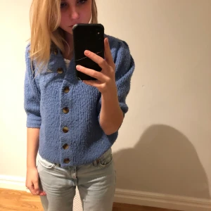 Stickad kofta från Monki - Säljer denna tröja från Monki för 60 kr. Köpt för 259 kr. Köparen står för frakten❤️