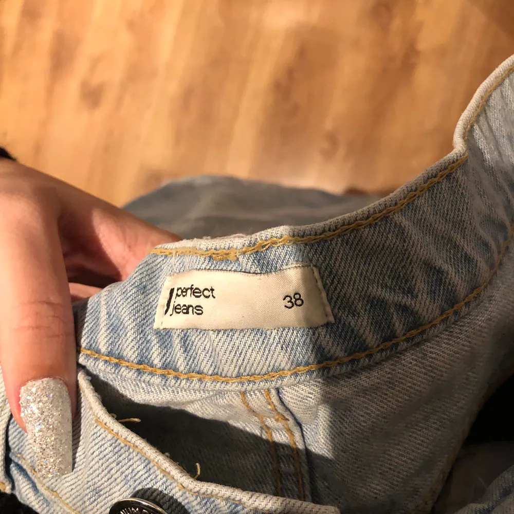 Säljer mina jeans ifrån Gina Tricot för dom kommer ej till användning!!💗 Nypris: 599kr ✨ Jag är 170cm! FÖRST TILL KVARN. Jeans & Byxor.