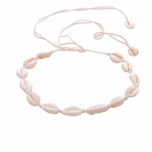 Snäckhalsband🐚 - Säljer snäckhalsband med en svart tråd🐚 oanvänd och har ingen specifik storlek💗 Kontakta vid intresse! (Lånad bild). Har två stycken kvar, så om man köper båda får man dem för 80kr🧚‍♀️
