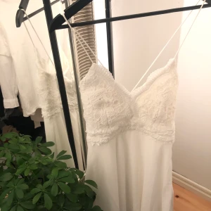 Klänning - Student/skolavslutnings klänning från Bubbleroom, använd en gång på min skolavslutning, spets upptill och öppen rygg med korsning. Superfin💓