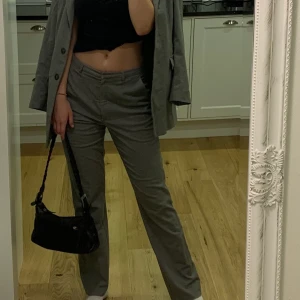 Grå vintage kostymbyxa!  - Super snygg grå kostymbyxa från Jennifer collection Adelsten. Strl 38 o sitter snyggt oversized på mig som är 176 lång o ofta bär 36 i byxor