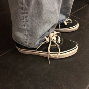 🌟 Snygga vans skor 🌟 - Super coola och trendiga vans skor. Dom är i bra skick och jag tror att om man skulle sätta på nya snören på dom så skulle de se som nya ut 👍. De är i storlek 36 men dom funkar fortfarande på mig som har 37,5 i vissa skor. Därav skulle jag säga att de passar dig som har storlek 36-37. Kostar 300kr då de kostade 500kr i nypris. Priset kan diskuteras vid snabb affär, det är först till kvarn som gäller. Köparen står för frakt 💞