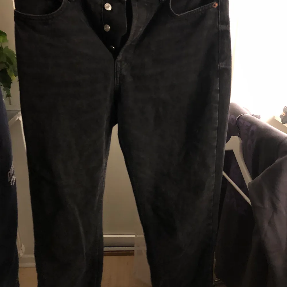 Säljer dessa svarta urtvättade mom-jeans byxorna från Zara som jag växt ur, storlek 40, dock ganska små i storleken. Lite slitna längs ner, vilket tillhör designen. De är ganska raka i designen och passar snyggt till det mesta🤍. Jeans & Byxor.