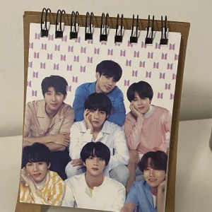 Bts Kalender  - Hej! Säljer denna bts kalendern eftersom att den inte kommer till användning. Brukar använda den för att ha bilderna på alla medlemmar! Köpt för ungefär 100kr. Ansvarar inte för postens slarv! 💗