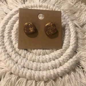 Öronhänge  - Studs bruna guld 