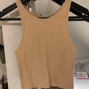 Linne - Ribbad och croppad linne från zara. Endast testat så i nytt skick. 30kr eller bud