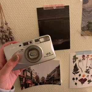 Minolta analog kamera 😼🎞 - Säljer en unik analog kamera från Minolta i modellen Riva zoom 125😼 Den är från ca 1980-talet! Ska fungera med batterier🧡 Lite intressekoll, buda i kommentarerna tack! Köpare betalar frakt.
