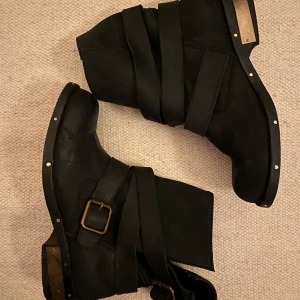 Jeffrey Campbell boots stk 40 - Fina boots från Jeffrey Campbell stk 40 i mjukt svart skin. Sparsamt använda med guld detaljer. Köparen står för frakten. 