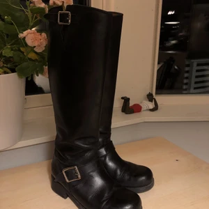 Urban project stövlar strl 38 - Stövlar från Urban Project strl 38, svarta med silvriga detaljer. Mycket fint skick. Köpta för 2300kr 🧚🏽‍♀️💖