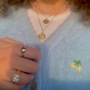 Ljusblå cardigan  - Riktigt fin och aesthetic cardigan från zara med små broderade blommor på. Jättemysig och mjuk!Köpt förra året på zara,  i jättebra skick och endast använd ett fåtal gånger☁️✨ ledande bud: 350kr