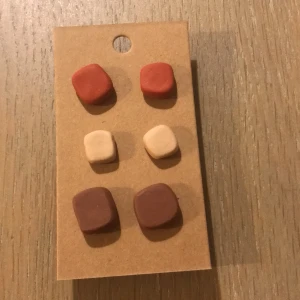 Öronhänge  - Studs 3 färger Beige Roströd Brun  
