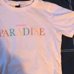 En vit fin tshirt med tryck ” summer paradise ”🤍 den är i stolek XS men passar bättre som S🤍 50kr + 33kr frakt🤍