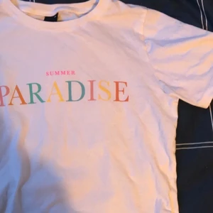 Vit fin tshirt från Ginatricot🤍 - En vit fin tshirt med tryck ” summer paradise ”🤍 den är i stolek XS men passar bättre som S🤍 50kr + 33kr frakt🤍
