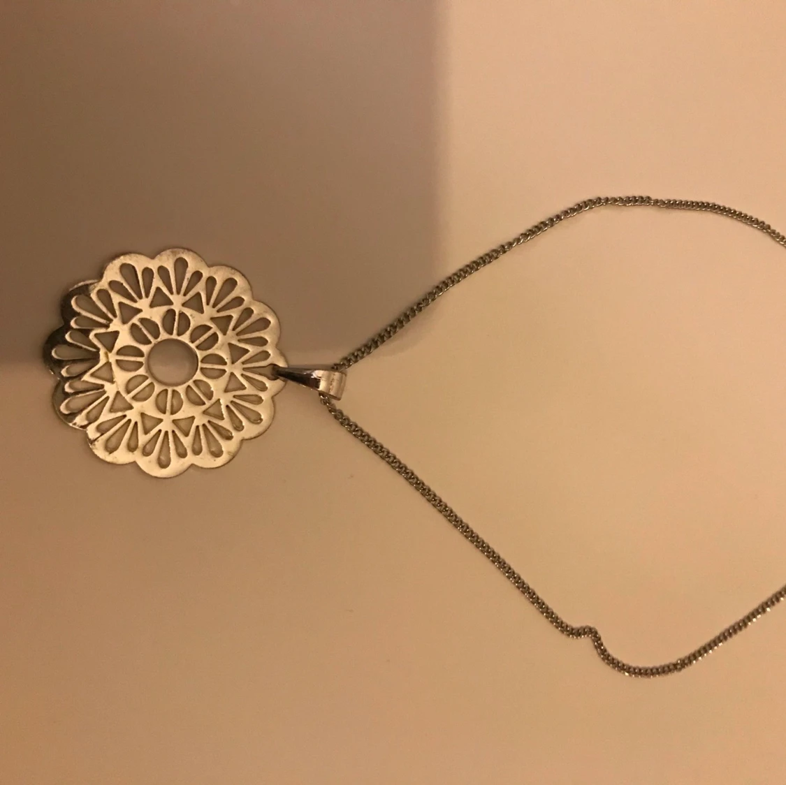 Silver halsband med blomma