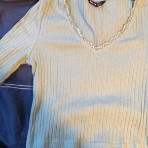 Grön topp ifrån shein🤍 - En fin topp ifrån shein. Toppen är i stolek Xs och är helt oanvänd. 30kr + 33kr frakt🤍