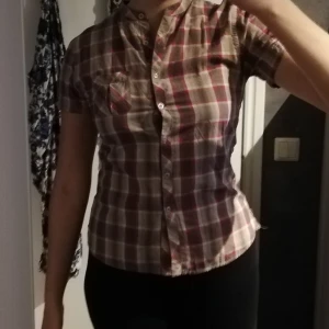 Blus flanellskjorta strl M - En gullig blusliknande flanellskjorta. Jätte härlig på sommaren☀️. Lite tajt över bysten på mig som vanligtvis har M/L 