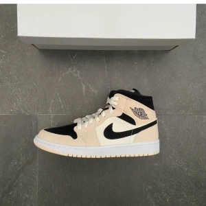 Guava ice mids  - Nästan helt nya Guava ice mids! Köpt från kickflipsAB här på Plick. Säljer pga fel storlek. Storlek 40. Köpare står för frakt