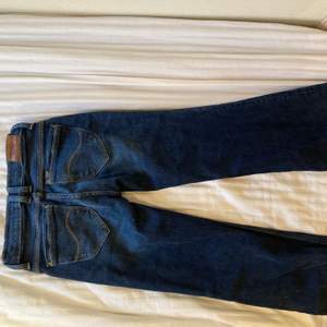 Mörkblå lowwaisted Lee-jeans med snygga bakfickor. 