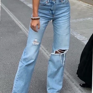 Junkyard jeans - Säljer nu dessa jeans från junkyard i modellen ”manfriend” som jag inte tror säljs längre. Det är storlek 25, skriv privat om ni vill ha egen bild. Säljer billigt då hålet på knät blivit större, annars i bra skick (nypris: 500) SENASTE BUD: 200 + frakt