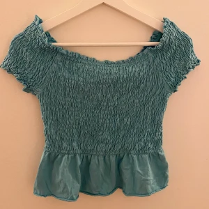 Söt topp - Ljusblå söt topp från Gina tricot i storlek S. Säljer då den inte används, så tröjan är i fint skick!