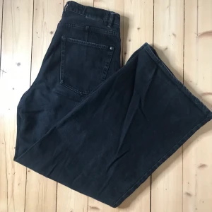 Wide leg jeans från Lefties - Svarta wide leg jeans med hög midja från Lefties (Spanskt märke). Älskar dessa men säljer pga. att de tyvärr inte passar mig längre. Kan även posta, pris ex. frakt. 🌸