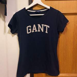 T-shirt från Gant. Knappt använd. Storlek XS. 100 kr