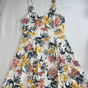 Klännig från H&M i storlek 40 EUR - Asfin och helt ny kort klännig från H&M, säljer den för jag  använd aldrig den. Den passar både S och M.