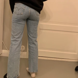 Levis jeans - Levis jeans i storlek 24 som är så najs!💓 som många andra kläder så har dessa varit ett par av mina favorit jeans men har inte kommit till användning på ett tag nu och därför säljer jag💞buda!! Köp direkt för 550kr