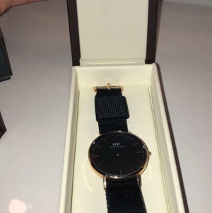 Daniel wellington klocka - En marinblå och rosé färgad äkta daniel wellington klocka. Några små repor som typ inte syns