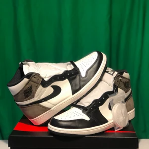 Jordan 1 High Mocha - Air Jordan 1 High Dark Mocha 4199kr 10/10 (Deadstock) Helt Nya! EU 42.5 US 9.5 All og och kvitto från Footlocker medföljer Möts upp i Stockholm eller 99kr frakt! Hör av dig för köp, bud eller frågor osv. Kolla gärna in min Instagram för mer: ShoeTouchSweden